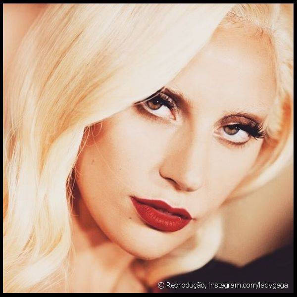 A makeup artist das celebridades Sarah Tanno foi a responsável por este look de Lady Gaga